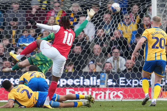 Arsenal thắng nhọc CLB hạng Ba ở Cup FA