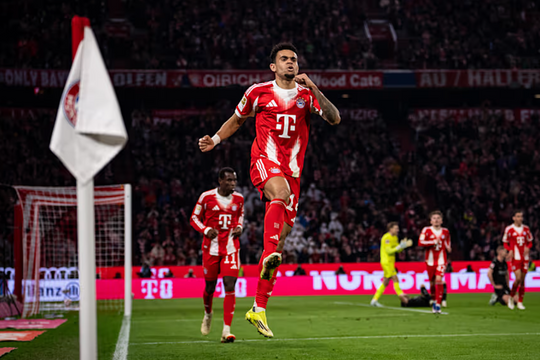 Bayern tạo khoảng cách 14 điểm ở Bundesliga