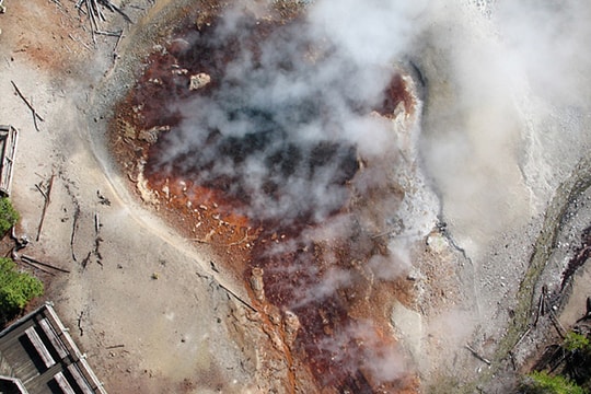 Mạch nước phun axit cao tới 9 m, nóng hơn 90 độ