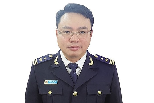 Cán bộ hải quan 'ăn bớt' của sếp 800 triệu đồng doanh nghiệp hối lộ