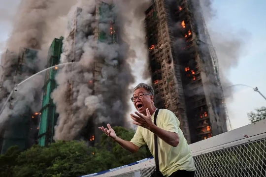 Ba công nhân bị bắt vì 'hôi của' khi sửa chung cư cháy ở Hong Kong