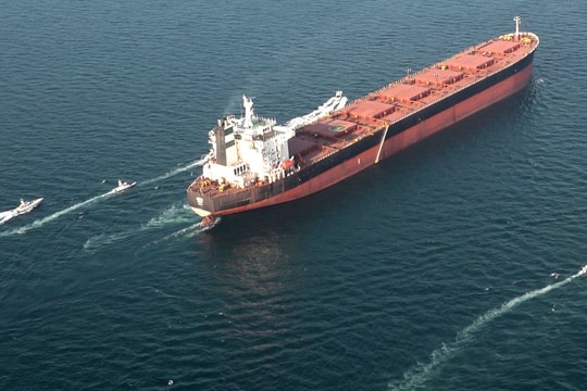 Iran thách Mỹ điều chiến hạm đến eo biển Hormuz