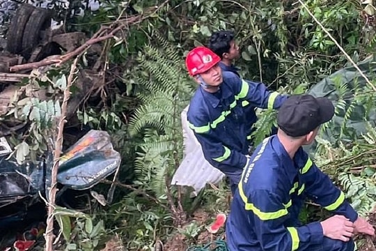 Ôtô chở 3 người lao xuống vực sâu 200 m
