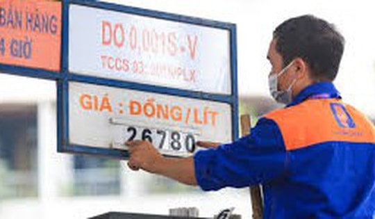 Giá xăng dầu ngày 7/3, điều chỉnh tăng vọt, xăng RON95-III vượt 27.000 đồng/lít
