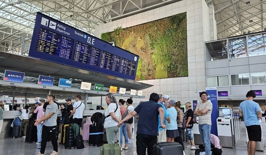 Giá vé máy bay đi châu Âu khan và lên cả trăm triệu, nhiều người “đứng ngồi không yên"