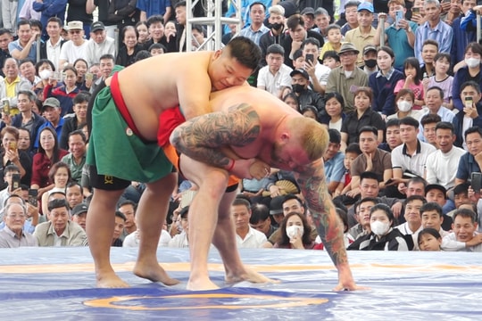 Đô vật Việt Nam tung đòn cổ truyền, hạ gục võ sĩ Nga ở hội làng