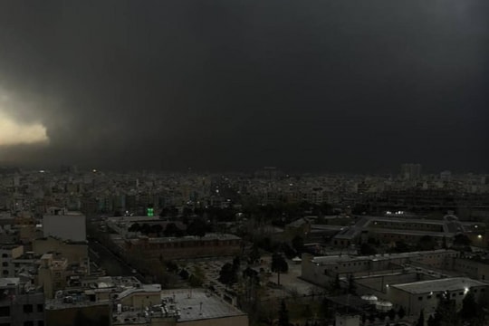 Israel tập kích kho dầu Iran, 'mưa đen' kỳ lạ trút xuống Tehran