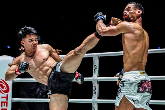 Võ sĩ muay Thái chỉ dùng 2 đòn khiến đối thủ người Pháp ngã gục