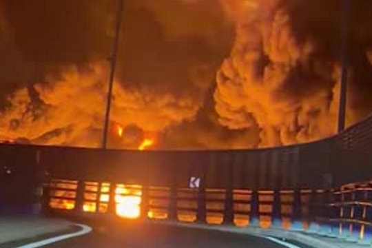 Israel lần đầu tấn công kho dầu của Iran