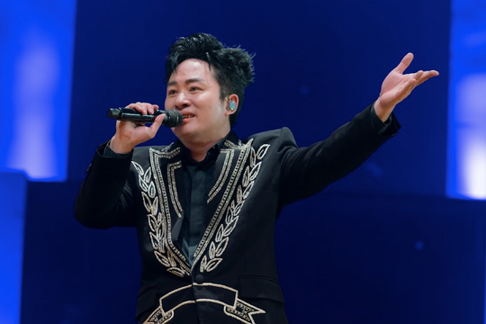 Tùng Dương đu dây, hát nhạc remix 'quẩy' cùng hàng nghìn khán giả