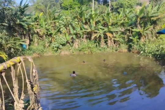 Theo cha mẹ lên rẫy, cháu bé 9 tuổi đuối nước thương tâm