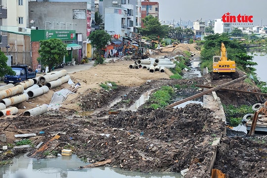 Công trường kênh Tham Lương-Bến Cát-rạch Nước Lên ngổn ngang, vắng bóng công nhân