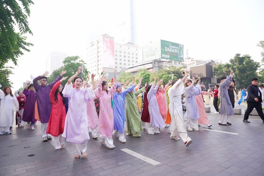 TP Hồ Chí Minh: Đồng diễn dân vũ áo dài trên phố trong ngày 8/3