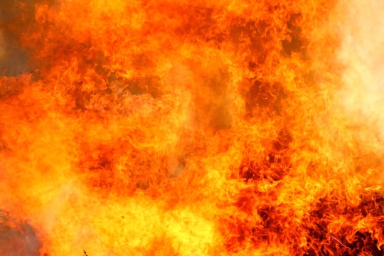 Xưởng sản xuất mút xốp tại Đồng Nai rộng 1.000 m2 bốc cháy dữ dội