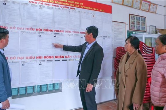 Bảo đảm lựa chọn nhân sự đủ phẩm chất, năng lực tham gia tổ chức bầu cử