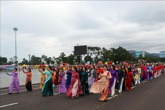 Hơn 500 hội viên phụ nữ đồng diễn, diễu hành áo dài