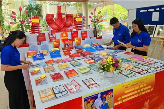 Đà Nẵng trưng bày thông tin, giới thiệu sách chào mừng bầu cử