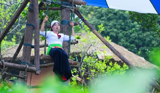 Phụ nữ Mường hào hứng trên cây đu khổng lồ giữa Làng Văn hóa