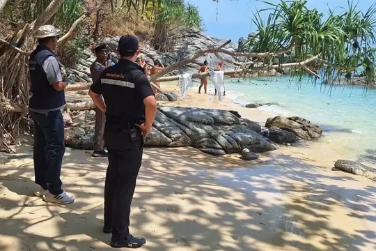 Bãi biển Thái Lan náo động vì khách Tây tắm khỏa thân