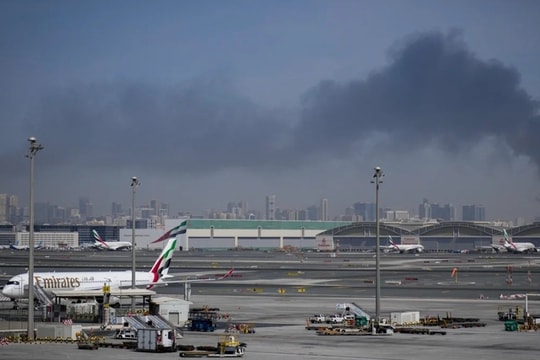 Phi công dân dụng 'cân não' bay qua vùng chiến sự