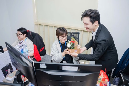 Thuê 'nam thần' tặng quà nhân viên dịp 8/3