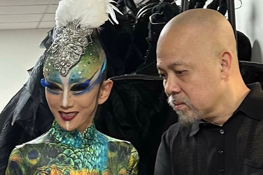 NTK Đức Hùng tặng 'chim công' Dương Lệ Bình áo dài