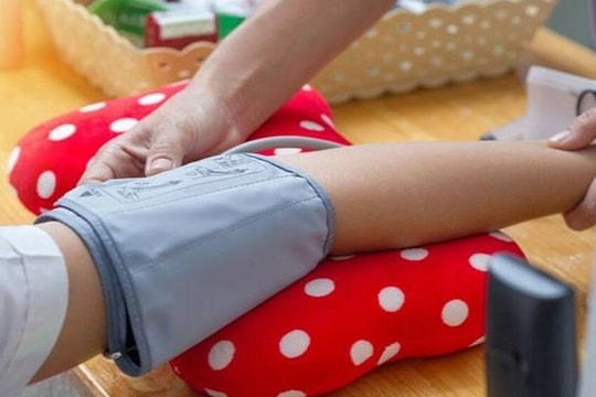 Huyết áp cao bất thường, bé gái 4 tuổi được phát hiện mang giới tính nam