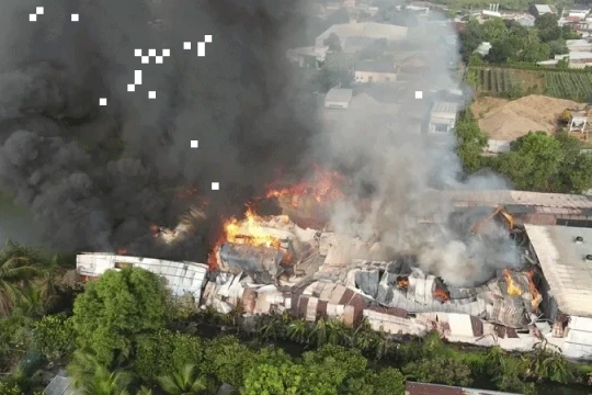 Cháy lớn kho hàng sát khu dân cư ở Đồng Nai