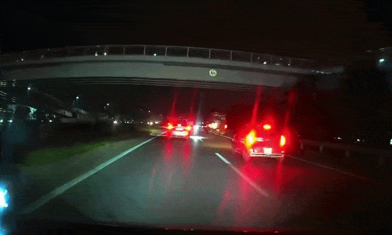 Xe máy đi ngược chiều giữa cao tốc khiến ôtô né gấp