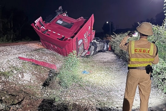 Khởi tố vụ xe đầu kéo 'vượt rào chắn' bị tàu hỏa tông vỡ đôi