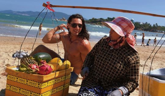 Màn rao tiếng Anh của người phụ nữ bán hàng rong ở Nha Trang thành bản hit triệu view gây sốt toàn cầu