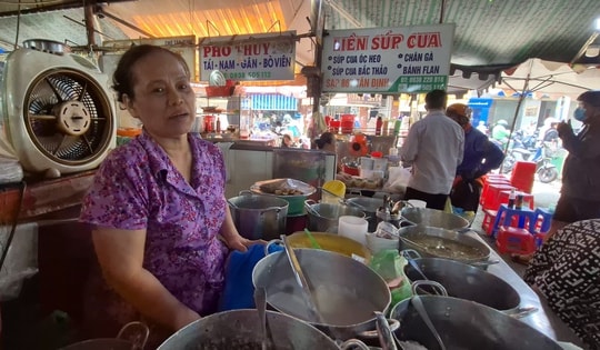 Chủ sạp chè hơn 50 năm ở chợ Tân Định tiết lộ lý do giữ giá bán nhiều năm