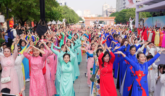Choáng ngợp "biển Áo dài" rực rỡ ở trung tâm TP HCM
