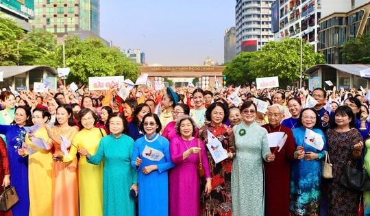 3.000 người đồng diễn áo dài trên phố đi bộ Nguyễn Huệ