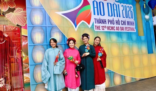 Du khách thích thú khi được mặc áo dài miễn phí tại TPHCM