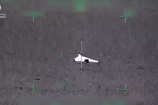 Iran tấn công căn cứ quân sự Mỹ, UAE tung clip đánh chặn UAV cảm tử