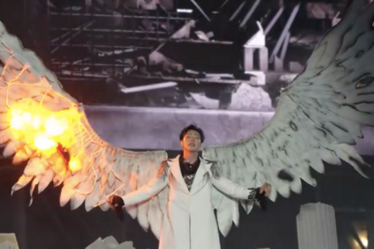 Nam ca sĩ Việt đang hát thì đạo cụ bốc cháy, khán giả 'thót tim'