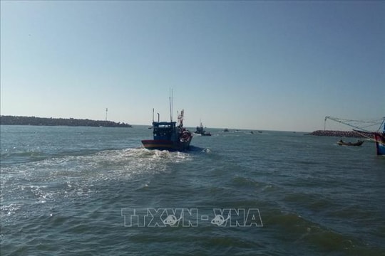 Bộ Tư lệnh Vùng Cảnh sát biển 4 kịp thời hỗ trợ ngư dân bị tai nạn trên biển