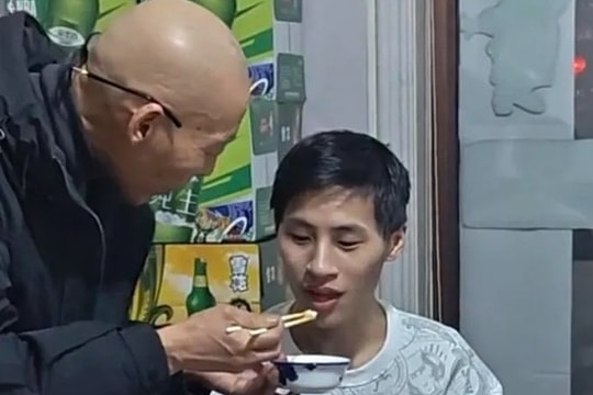 Tìm được cha ruột sau 25 năm lạc ở ga tàu