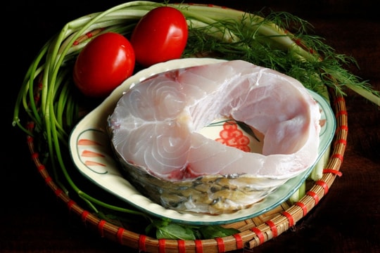 Canh cá nấu rau cần tháng Giêng