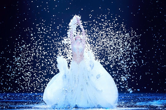 Khán giả choáng ngợp vũ đạo của 'chim công' Trung Quốc