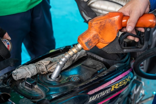 Đề xuất bình ổn khi giá xăng dầu tăng 20% trở lên trong một tháng