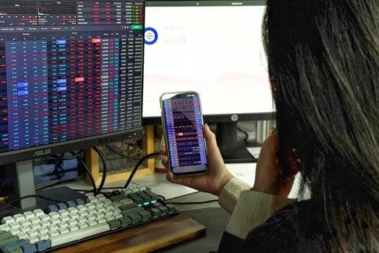 Vì sao chứng khoán giảm kỷ lục hơn 100 điểm?