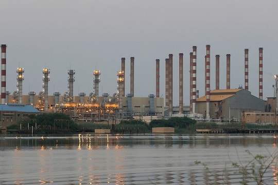 Giá dầu thế giới vượt 100 USD