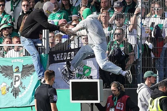 Khán giả rút phích cắm màn hình VAR