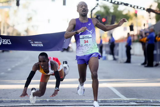 Cách biệt 0,01 giây giúp runner Mỹ vô địch Los Angeles Marathon