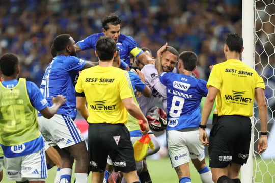 Hỗn chiến dẫn tới 23 thẻ đỏ ở Brazil