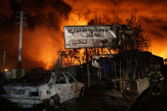 Cảnh tượng như tận thế khi Israel tấn công cơ sở dầu mỏ Iran