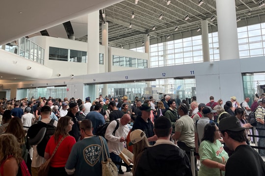 Xếp hàng chờ hơn ba tiếng vì loạt sân bay Mỹ thiếu nhân viên an ninh