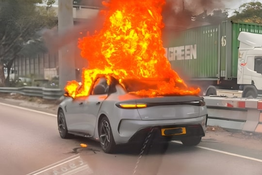 Ôtô bốc cháy vì cục sạc dự phòng